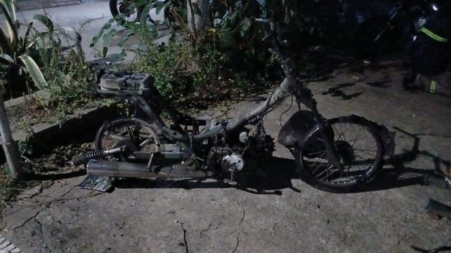 Fray Luis Beltrán: la moto del sospechoso fue incendiada por vecinos.&nbsp;