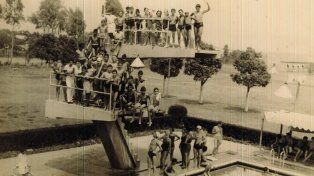 Los jóvenes de esa época en el trampolín de la sede central de Estudiantes disfrutando de un verano.