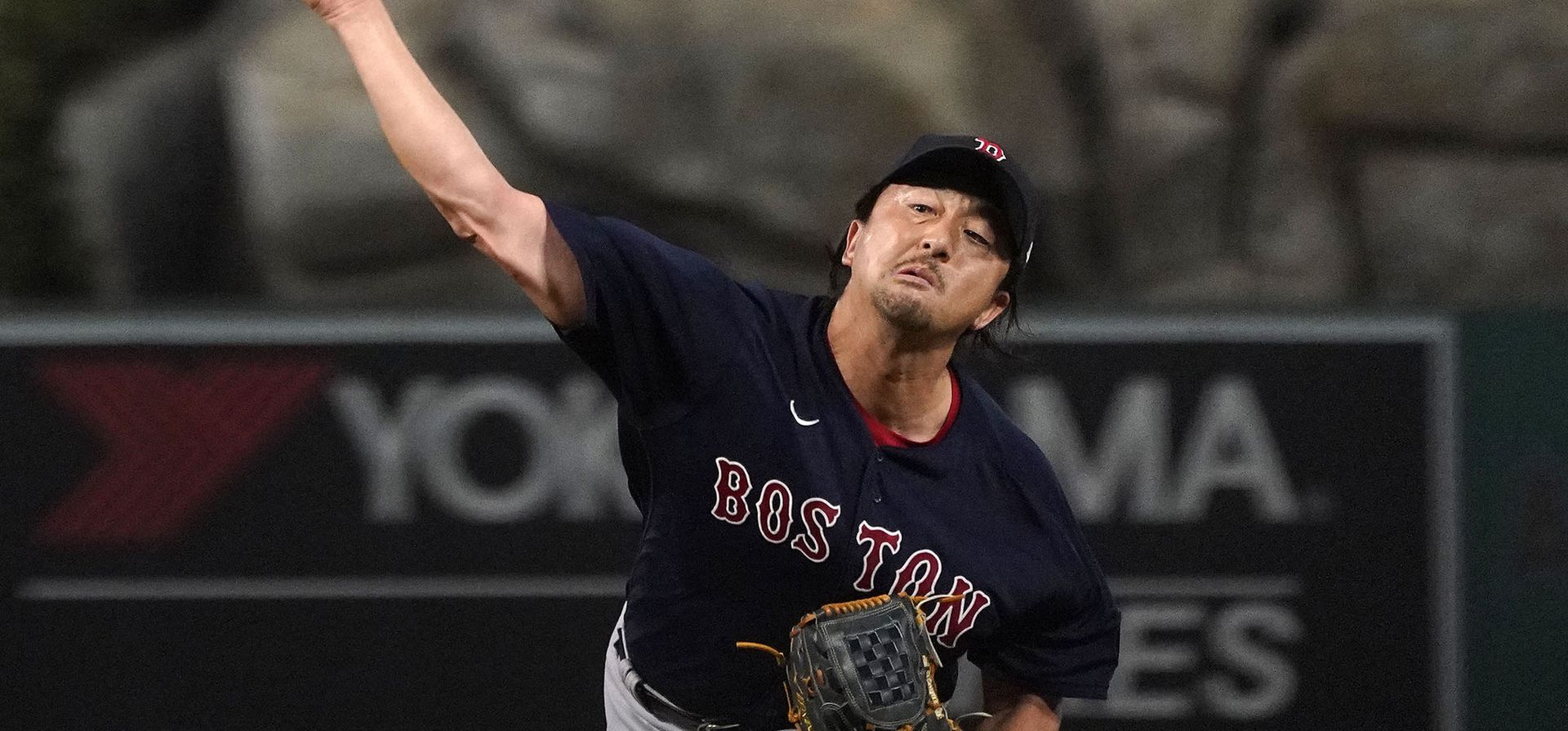 El jugador de los Medias Rojas de Boston Hirokazu Sawamura lanza durante la sexta entrada de un partido de béisbol contra los Angelinos de Los Ángeles en Anaheim, California.