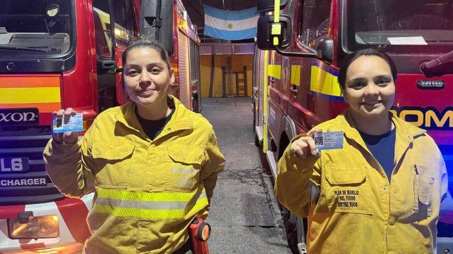 María Fernanda Sosa y Nadia Álvarez pertenecen al cuerpo de Bomberos Voluntarios de Paraná y obtuvieron el registro de conducir para vehículos de emergencias
