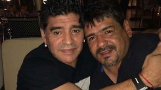 Diego Maradona y su hermano menor, Hugo, quien murió este martes en Italia.