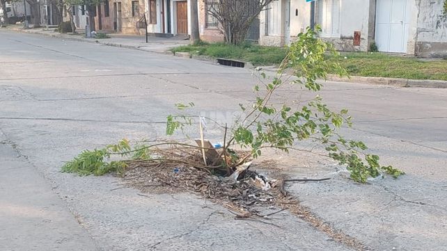 Los vecinos usan distintos elementos para advertir por el pozo que hay en medio de la calle