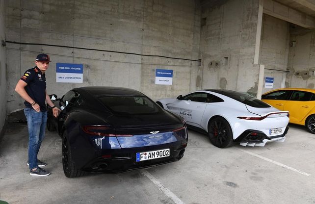 Verstappen tiene un Aston Martin Valkyrie, entre otros modelos.