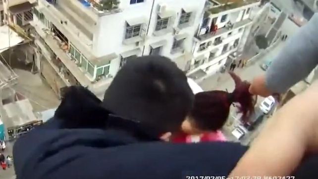 Un hombre agarró a su mujer del pelo y la salvó de caer al vacío desde una terraza