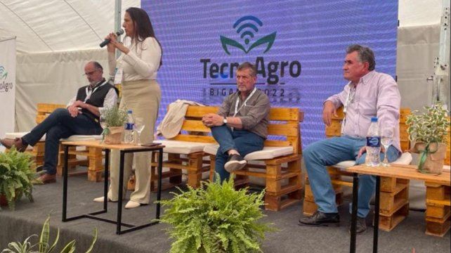 Referentes de la mesa de enlace le hablaron a los jóvenes.