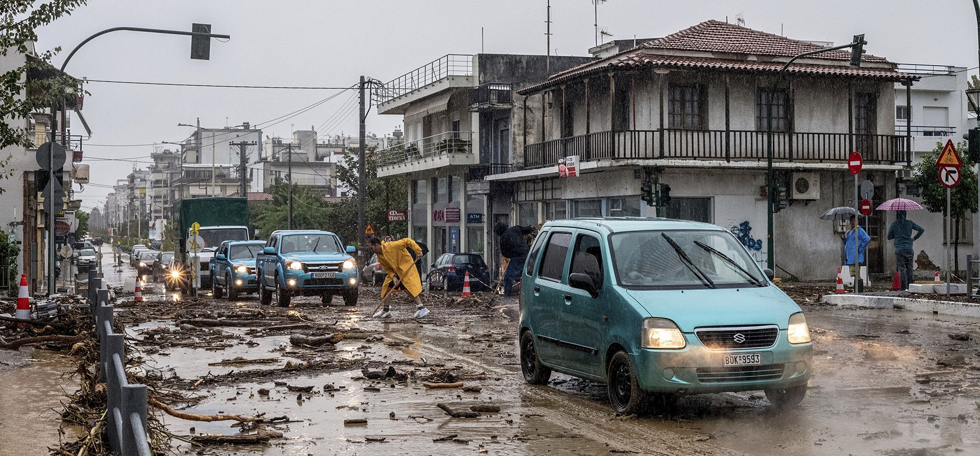Un hombre limpia los escombros de las inundaciones en la ciudad de Volos, Grecia central, el martes 5 de septiembre de 2023. La policía ordenó el martes que los vehículos abandonaran las calles de tres regiones de Grecia mientras una tormenta severa azotaba el centro del país y algunas de sus islas, convirtiendo las calles en torrentes inundados y arrastrando coches al mar. (Anastasia Karekla/Eurokinissi vía AP) Un hombre limpia los escombros de las inundaciones en la ciudad de Volos, Grecia central, el martes 5 de septiembre de 2023. La policía ordenó el martes que los vehículos abandonaran las calles de tres regiones de Grecia mientras una tormenta severa azotaba el centro del país y algunas de sus islas, convirtiendo las calles en torrentes inundados y arrastrando coches al mar. (Anastasia Karekla/Eurokinissi vía AP)