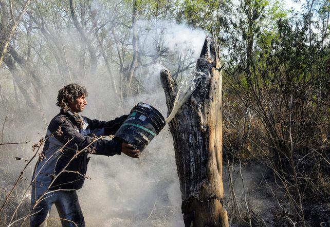 Vecinos de la isla luchan contra los incendios, que arrasan con todo lo que encuentran en su camino