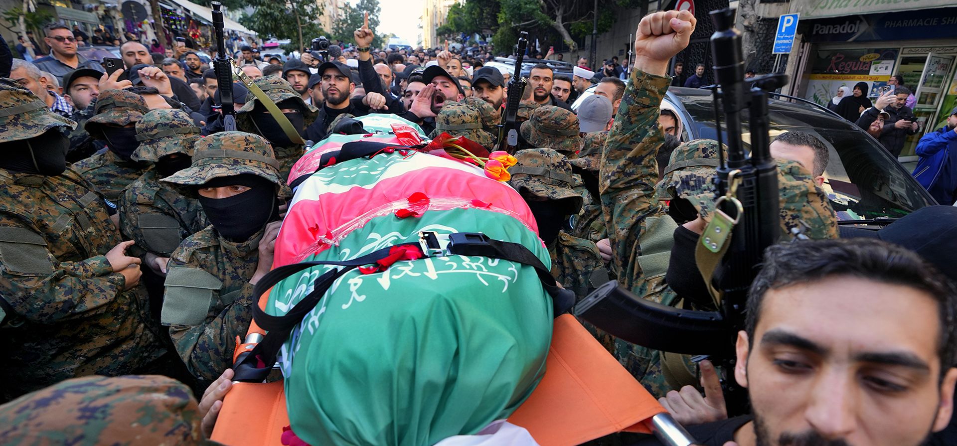 Miembros del Grupo Islámico conocido como Jamaa Islamiya cargan el cuerpo de su camarada Mohammad Riad Mohyeldin, quien murió en un aparente ataque israelí, durante su procesión fúnebre en Beirut, Líbano, el martes 12 de marzo de 2024. (Foto AP/Bilal Hussein) Miembros del Grupo Islámico conocido como Jamaa Islamiya cargan el cuerpo de su camarada Mohammad Riad Mohyeldin, quien murió en un aparente ataque israelí, durante su procesión fúnebre en Beirut, Líbano, el martes 12 de marzo de 2024. (Foto AP/Bilal Hussein)