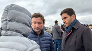 Motta junto a Pullaro dialogando con productores en una muestra agropecuaria.