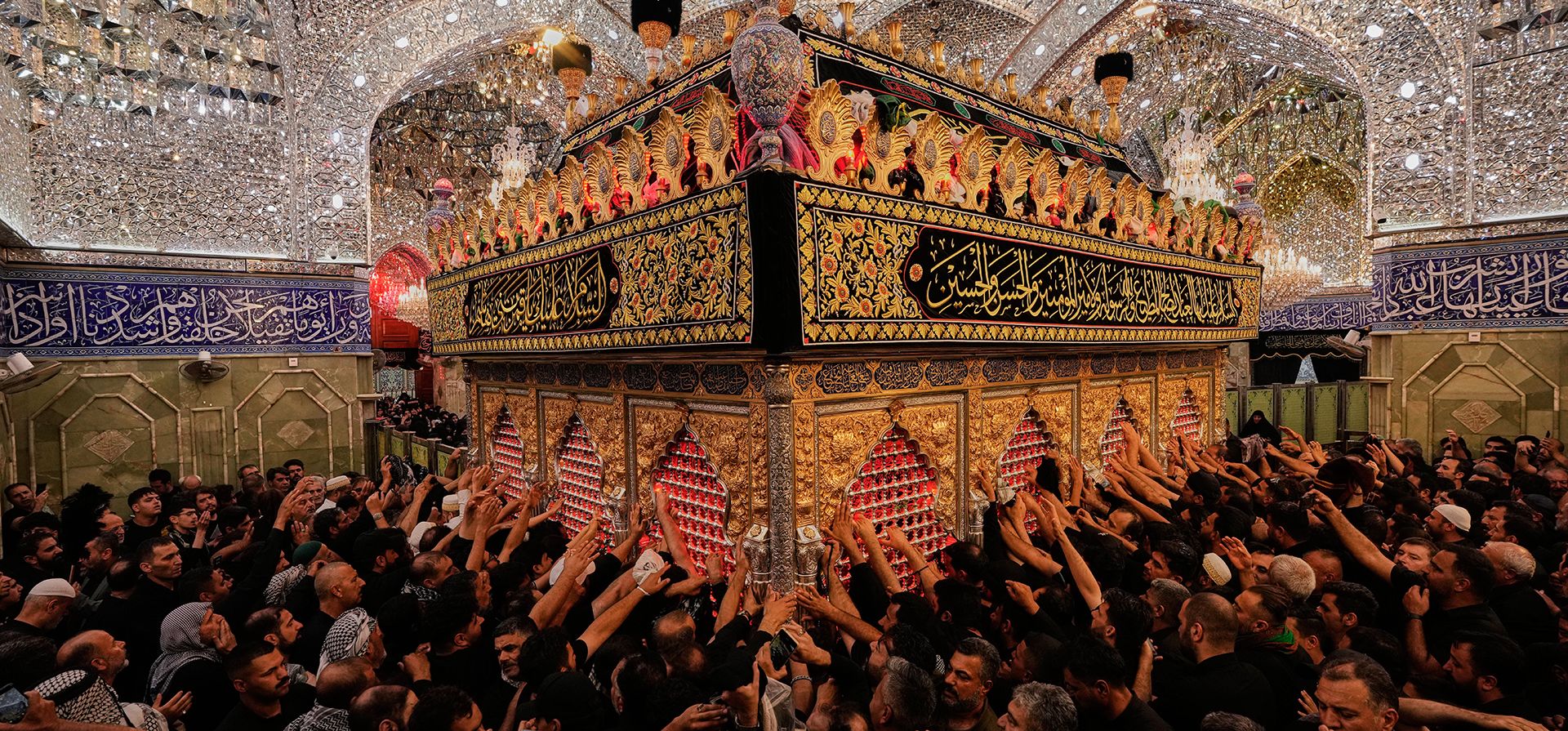 Fieles chiítas visitan el santuario sagrado del Imam Hussein durante el "Muharram", un período de luto para los chiítas en Karbala, Irak, el miércoles 24 de junio de 2025. (Foto AP/Hadi Mizban) Fieles chiítas visitan el santuario sagrado del Imam Hussein durante el "Muharram", un período de luto para los chiítas en Karbala, Irak, el miércoles 24 de junio de 2025. (Foto AP/Hadi Mizban)