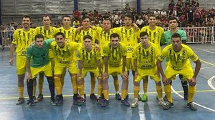 Centrak no pudo ante Estudiantil Porteño en el gimnasio de Atlanta.