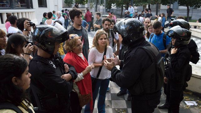 Policías en acción. Hubo tensión ayer a la tarde en el Museo de la Memoria.&nbsp;