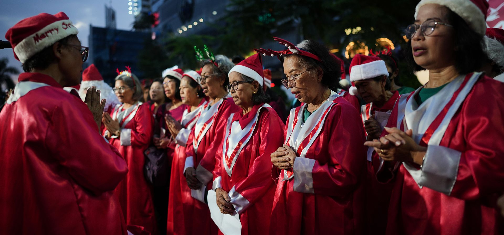 La gente reza antes de cantar villancicos en Yakarta, Indonesia, el martes 23 de diciembre de 2025. (Foto AP/Dita Alangkara)