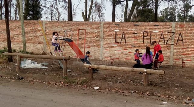 A pulmón, vecinos de Cabaña Leiva construyeron una plaza
