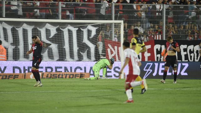 Newell's perdió por goleada. Los jugadores rojinegros sufren el cuarto tanto de Huracán. El Globo ganó 4 a 2.    
