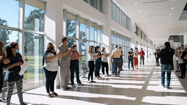 Así fue el emotivo regreso al hospital del director de Iturraspe tras recuperarse de Covid-19