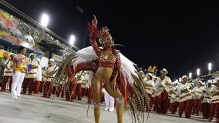 Con el desfile de las escuelas de samba el carnaval más grande llega al clímax