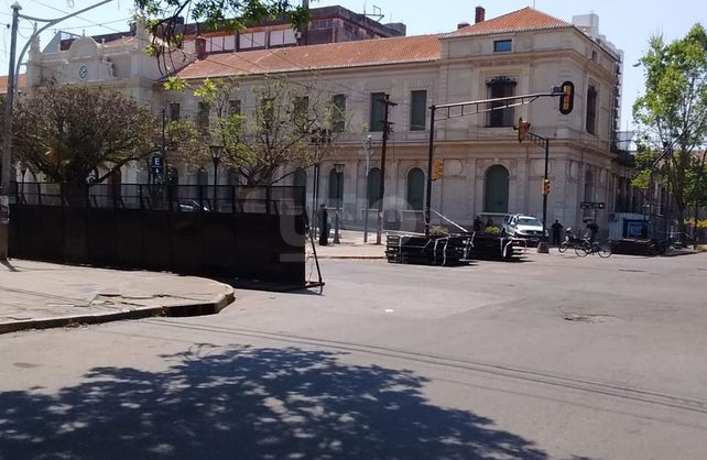Así se encuentran las inmediaciones del Paraninfo de la UNL.
