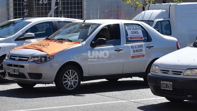 Trabajadores de salud hicieron una caravana de protesta por salarios