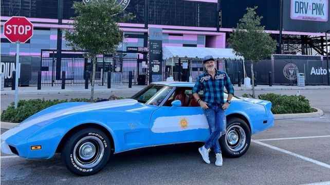 Leandro Castelo en Miami ploteó su Corvette 1979 por la pasión que le despertó Messi y la selección argentina.