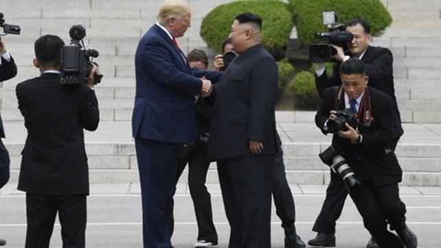 Histórico. Trump ya ha cruzado la frontera y se saluda con Kim. Luego charlaron unos 50 minutos.