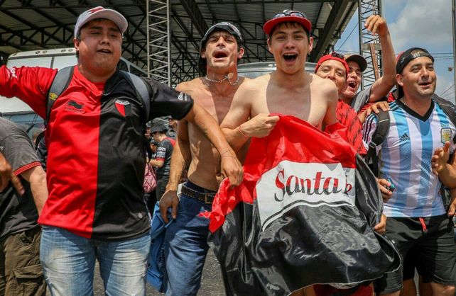 Las mejores imágenes de la invasión de los hinchas de Colón a Asunción