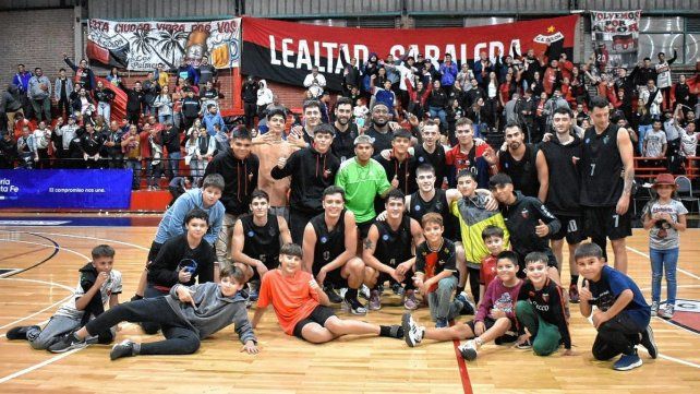 Colón superó a Libertad de Sunchales para estirar la reclasificación a un tercer partido.
