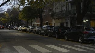 Un proyecto en el Concejo busca habilitar ambas manos para el estacionamiento en toda la ciuda, pero esto va en contra de las metas locales de acción climática.