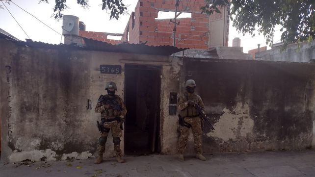 Una vivienda allanada por la TOE en la investigación por extorsiones a comerciantes ordenadas desde la cárcel.