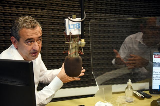 Javkin hizo lo que deberían hacer todos los varones, aseguró el médico del intendente