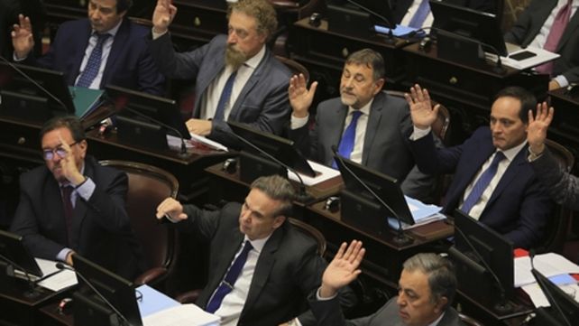 El Senado votaba anoche la ley para atenuar el impacto del tarifazo