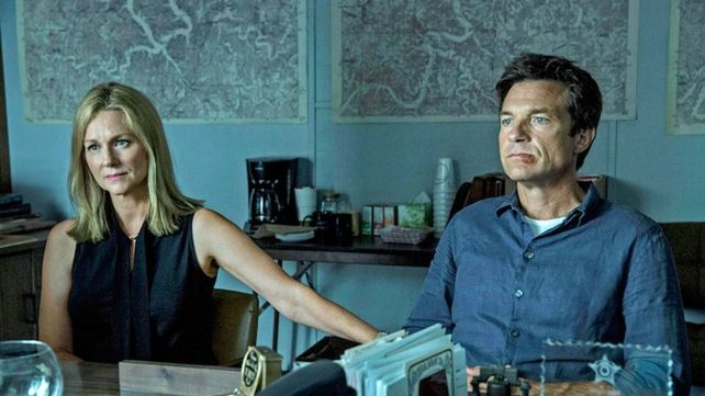 Pareja explosiva. Linney y Bateman tendrán que blanquear 50 millones de dólares en esta nueva temporada.