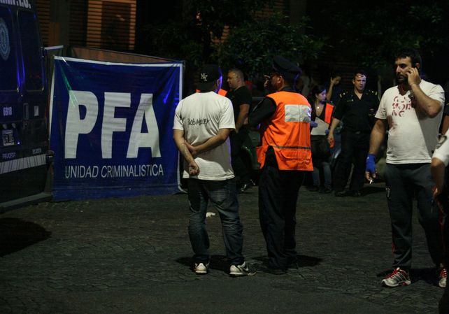 La escena del doble crimen en Villa Urquiza. La policía trabajaba anoche en el lugar. (Foto: NA)