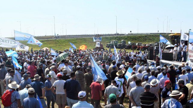 La Mesa de Enlace y productores autoconvocados deliberaron en la autopista Rosario-Buenos Aires.
