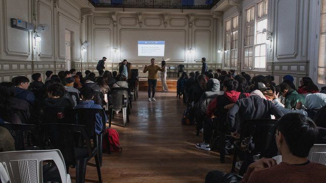 Trabajan en talleres para promover el voto de los jóvenes
