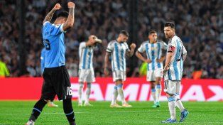 Argentina cayó con Uruguay en su último partido en La Bombonera.