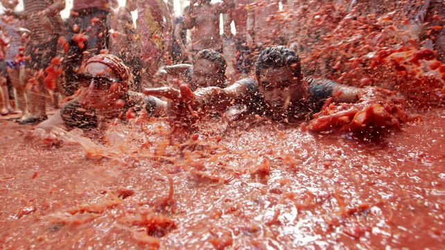 Tomatina, la batalla roja celebra su fiesta anual con un mensaje contra la homofobia