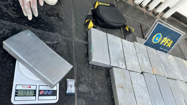 Parte de la veintena de kilos de cocaína secuestrados a integrantes de la banda de Saravia en una estación de servicios de Ramallo.