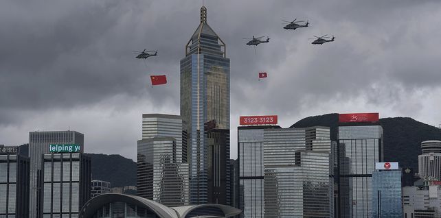Helicópteros llevan banderas chinas y de Hong Kong para conmemorar el 25º aniversario del regreso de la antigua colonia británica al dominio chino