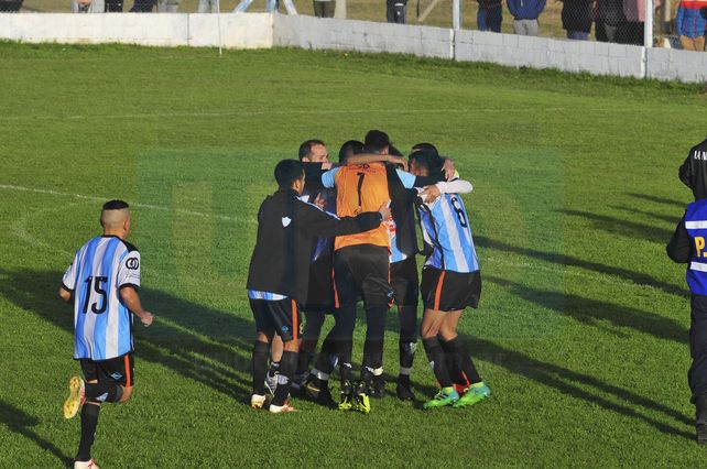 Celebrando. Así festejaron los jugadores de Belgrano tras conseguir el Torneo Apertura de la Liga Paranaense de Fútbol