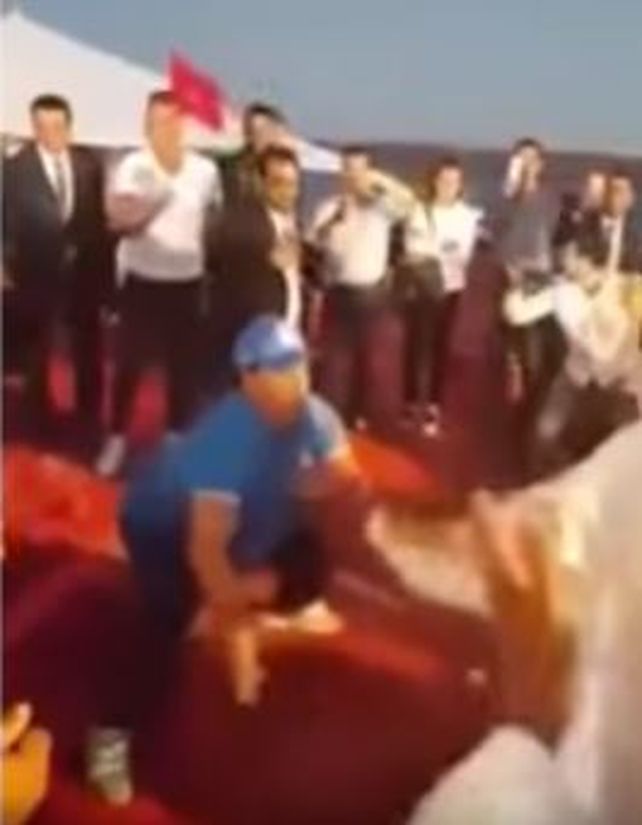 Maradona se divirtió con los organizadores y se animó a realizar una típica danza de marroquí.