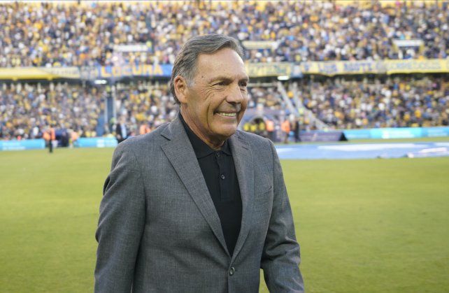 Miguel Ángel Russo y los hinchas de Central de fondo