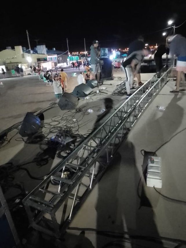 Video: así cayó una estructura metálica sobre un grupo folclórico