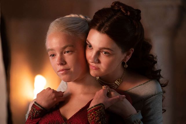 Milly Alcock y Emily Carey como Rhaenyra Targaryen y Alicent Hightower