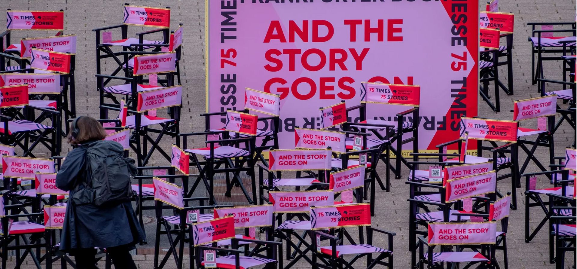 Fráncfort, Alemania. Algunas de las 75 sillas que conmemoraban el 75º aniversario de la feria del libro de Fráncfort, que se iba a inaugurar oficialmente ese mismo día. Eslovenia es el invitado de honor de este año. Fotografía: Michael Probst/AP Fráncfort, Alemania. Algunas de las 75 sillas que conmemoraban el 75º aniversario de la feria del libro de Fráncfort, que se iba a inaugurar oficialmente ese mismo día. Eslovenia es el invitado de honor de este año. Fotografía: Michael Probst/AP