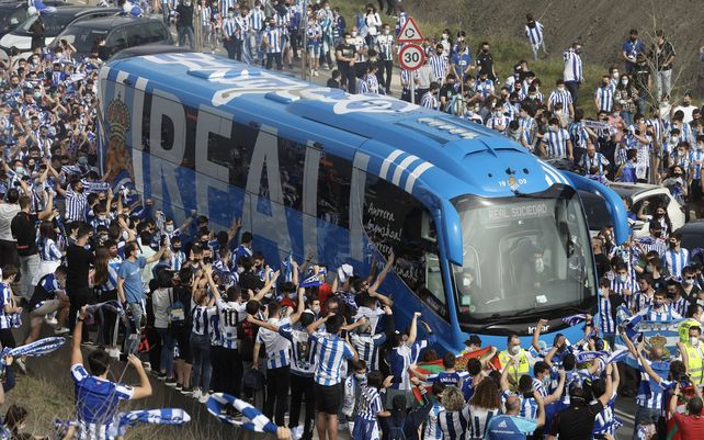 Miles de aficionados se despiden de la Real Sociedad en el estadio Zubieta en su salida a Sevilla para disputar este sábado la final de la Copa del Rey de España contra el Athletic de Bilbao.