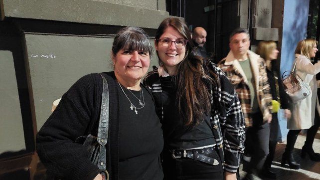 Madre e hija en el show de Pedro Capó