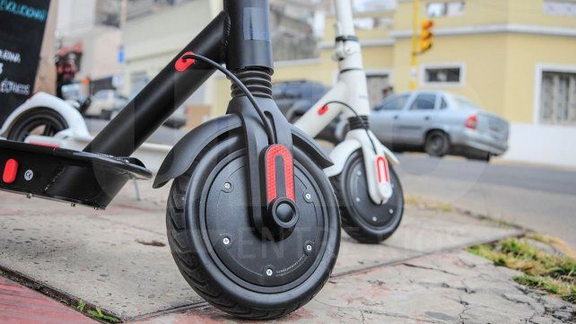 Más personas se suman al uso de monopatines pero no están regulados en Paraná. Una normativa nacional espera adhesión en Provincia y el municipio