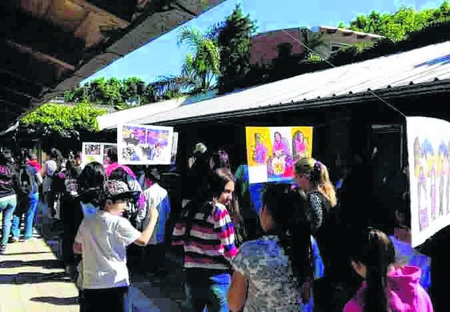 Fotomontajes. Los chicos recorren la muestra de la Escuela Especial.