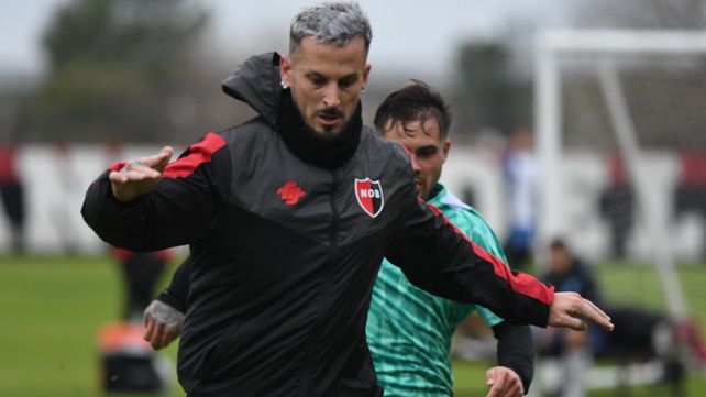 El Pipa Darío Benedetto maniobra ante Argentino. Hizo dos goles en la victoria de Newells por 4 a 0.